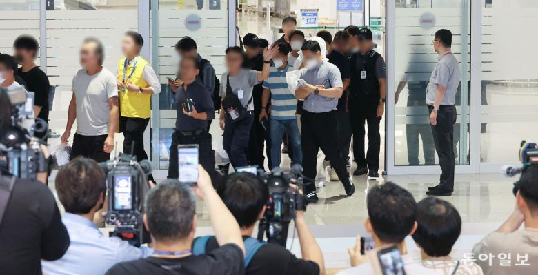 미국 이민당국에 의해 조지아주에 구금됐던 한국인 근로자들이 12일 인천국제공항 제2여객터미널 입국장을 나서고 있다. 2025.9.12. 박형기 기자 oneshot@donga.com