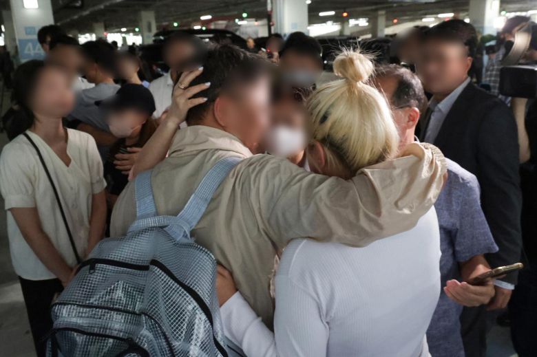 미국 이민당국에 의해 조지아주에 구금됐던 한국인 근로자들이 12일 인천국제공항 제2여객터미널을 통해 귀국한 뒤 가족들과 기뻐하고 있다. 2025.9.12/사진공동취재단