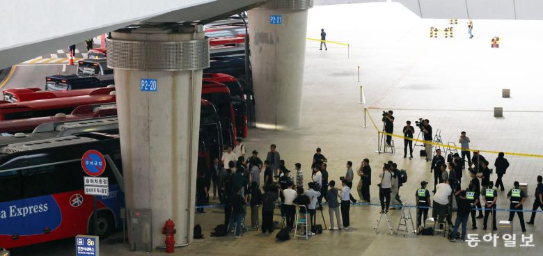 한국인 근로자 총 316명과 외국 국적자 14명(중국인 10명·일본인 3명·인도네시아인 1명) 등 미 이민 당국 구금시설에 억류돼 있던 근로자 총 330명이 12일 오후 인천공항 2터미널을 통해 귀국, 버스에 탑승하고 있다. 박형기 기자 oneshot@donga.com