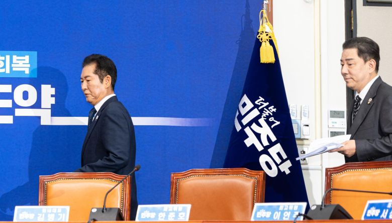 정청래 더불어민주당 대표와 김병기 원내대표가 12일 서울 여의도 국회에서 최고위원회의에 참석하고 있다. 뉴스1