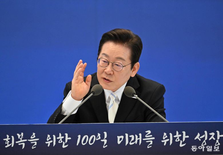 이재명 대통령이 취임 100일째가 되는 11일 오전 서울 청와대 영빈관에서 ‘회복을 위한 100일, 미래를 위한 성장‘ 기자회견을 하고 있다. 2025.09.11 송은석 기자 silverstone@donga.com