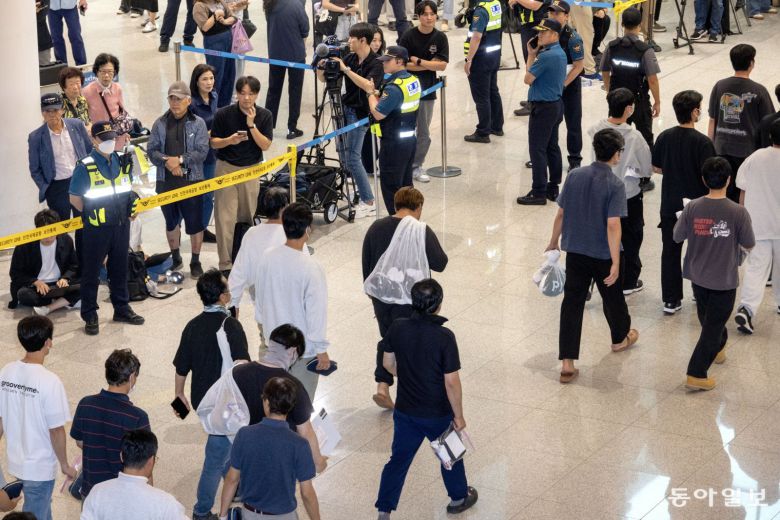 미국 조지아주 엘러벨의 현대자동차그룹-LG에너지솔루션 배터리 합작공장 건설현장에서 미국 이민 당국에 체포·구금됐다가 석방된 한국인 근로자들이 구금된지 8일만인 9월12일 오후 인천국제공항을 통해 귀국하고 있다. 사진공동취재단/박형기 기자 oneshot@donga.com