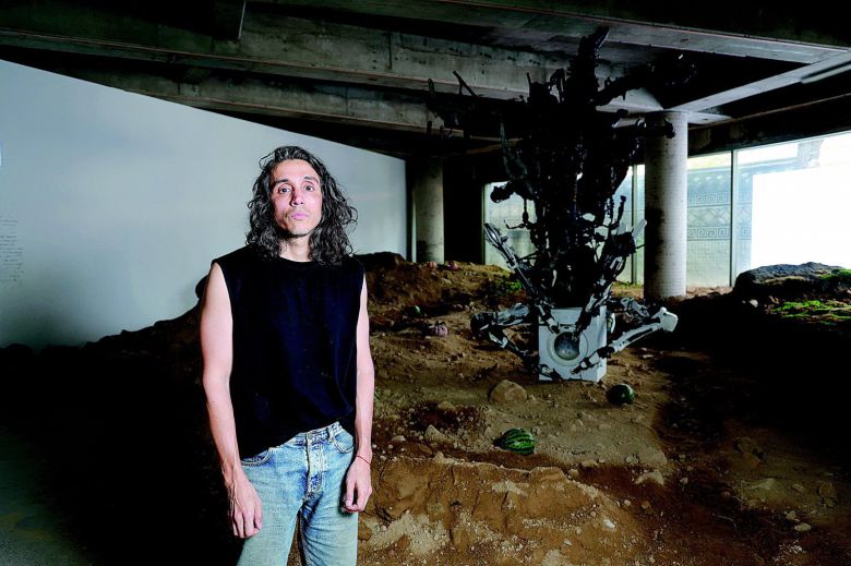 아드리안 비야르 로하스 작가가 서울 종로구 아트선재센터에서 열린 개인전 ‘적군의 언어’에서 공개한 조각 작품들은 ‘타임엔진’이라는 프로그램을 이용했다. 작가는 “사람의 손가락이 여섯개이고 그래서 육십진법을 사용하며 열두 손가락으로 연주하는 피아노 음악 등 상상 밖의 세계를 만들어내기 위해 이 프로그램을 쓴다”고 했다. 전영한 기자 scoopjyh@donga.com