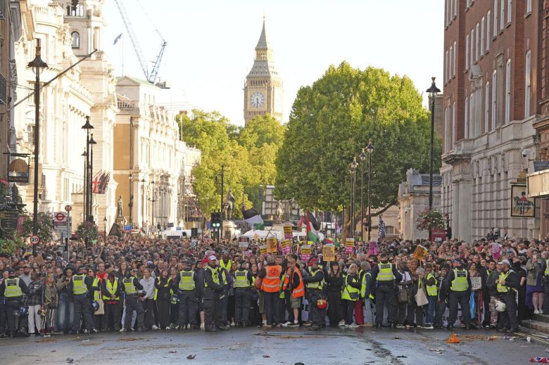 런던 도심의 반 이민 반 정부 시위에서 극우파 토미 로빈슨이 이끄는 시위대가 13일(현지시간) 행진하고 있다.  AP=뉴시스
