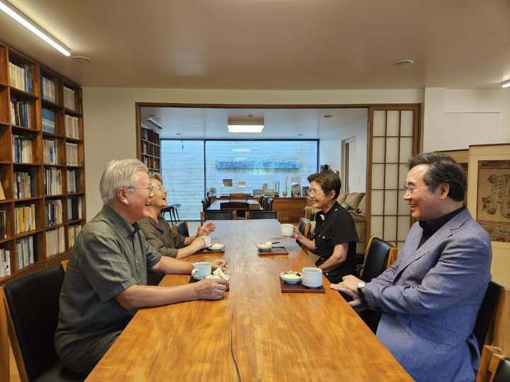 12일 경남 양산 평산마을에서 문재인 전 대통령 부부와 이낙연 전 국무총리 부부가 환담을 나누고 있다. (이낙연 전 총리 페이스북)