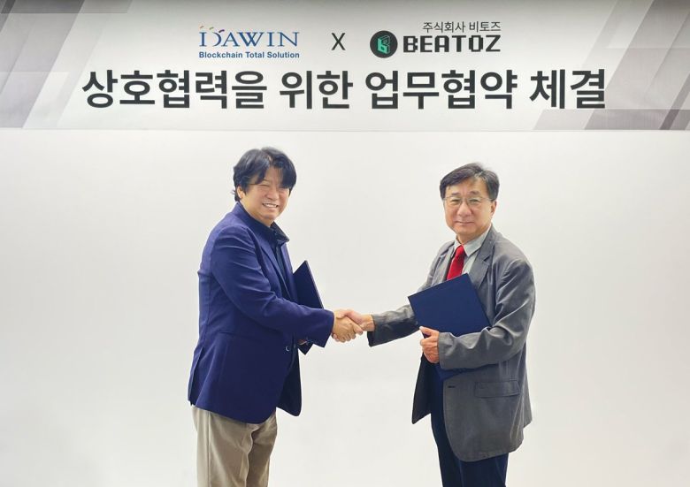 이종명 다윈KS 대표(왼쪽)와 이상국 비토즈 한국법인 대표가 사업제휴협약식에서 악수를 나누고 있다.