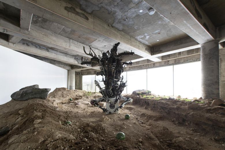서울 종로구 아트선재센터에서 열리고 있는 ‘아드리안 비야르 로하스: 적군의 언어’ 전시장 내부. 아트센재센터 제공