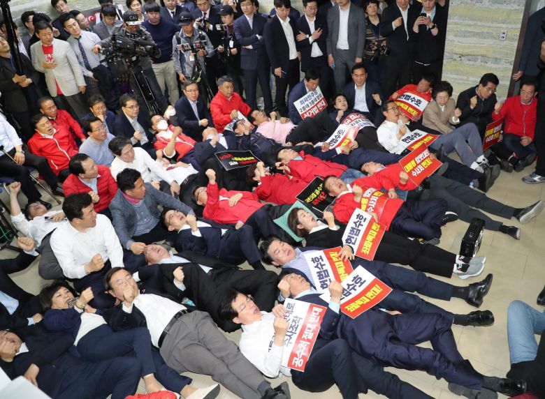 나경원 자유한국당 원내대표 등 의원들이 30일 오전 서울 여의도 국회 정무위원회 회의장에서 열린 정개특위 회의에서 선거제 개혁안 패스트트랙이 지정되자 구호를 외치고 있다. 2019.4.30/뉴스1