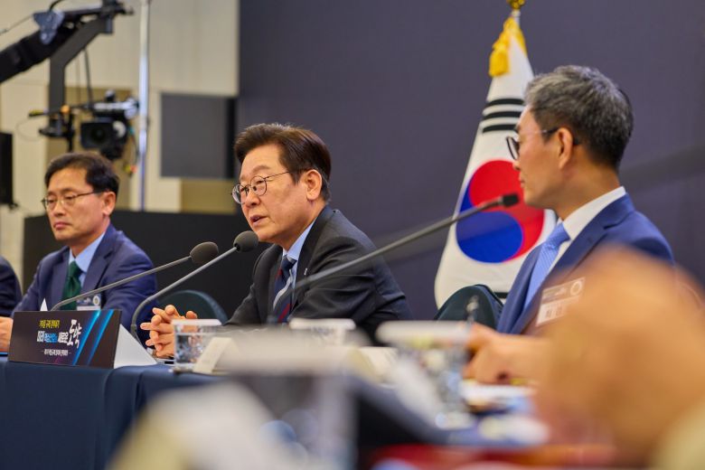 이재명 대통령이 15일 서울 성북구 한국과학기술연구원(KIST)에서 제1차 ‘핵심 규제 합리화 전략 회의’를 주재하고 있다. 2025.9.15. 대통령실 제공