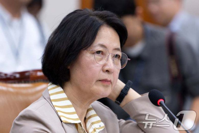 국회 법제사법위원장인 더불어민주당 추미애 의원이 최근 이낙연 전 총리의 예방을 받은 문재인 전 대통령을 향해 “매를 들어야 할 때 매를 드는 것이 어른의 도리”라고 저격했다.