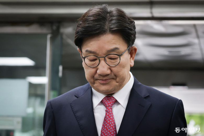 16일  권 의원이 취재진 앞에서 입장을 발표하기 전 굳은 표정을 짓고 있다. 박형기 기자 oneshot@donga.com