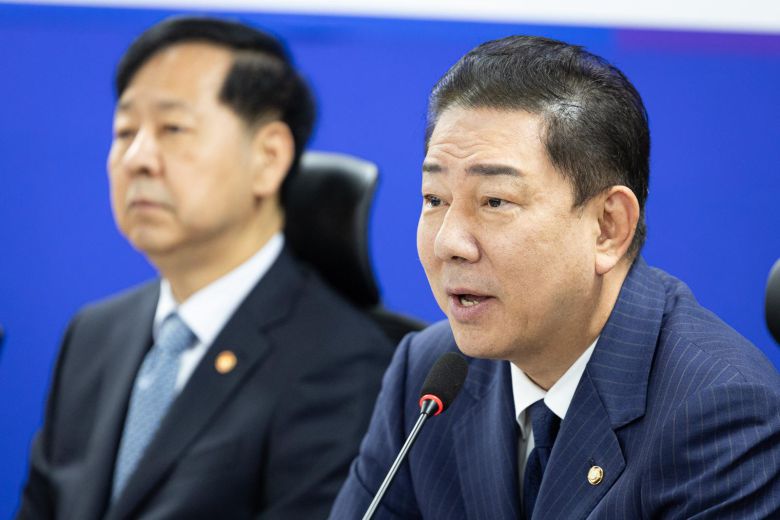 김병기 더불어민주당 원내대표가 15일 서울 여의도 국회 의원회관에서 열린 추석 민생안정대책 당정협의에서 모두 발언을 하고 있다. 2025.9.15/뉴스1