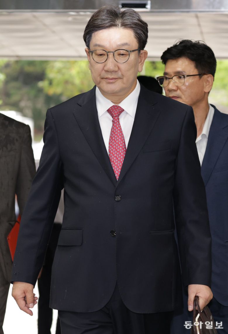 16일 권 의원이 영장실질심사에 출석하기 위해 법원 청사로 들어서고 있다. 박형기 기자 oneshot@donga.com