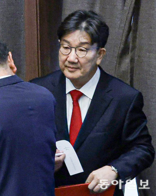 지난 11일 서울 여의도 국회 본회의장에서 권 의원이 본인의 체포동의안 표결 도중 기표소에서 ‘가’가 적힌 투표지를 들고나오고 있다. 박형기 기자 oneshot@donga.com