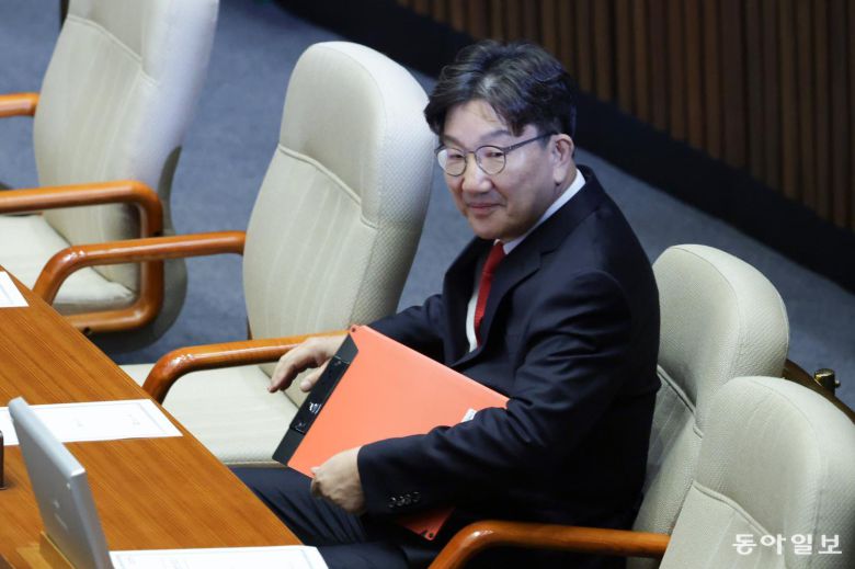 지난 11일 서울 여의도 국회 본회의장에서 권 의원이 본인의 체포동의안 표결을 마친 뒤 웃으며 자리에 앉아있다. 박형기 기자 oneshot@donga.com