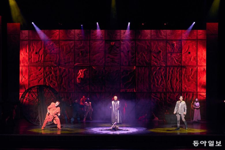 넘버 ‘아름답다’를 부르는 콰지모도, 주교 프롤로, 근위대장 페뷔스(왼쪽부터). 에스메랄다가 관능적인 자세로 누워 있다.  마스트인터내셔널 제공