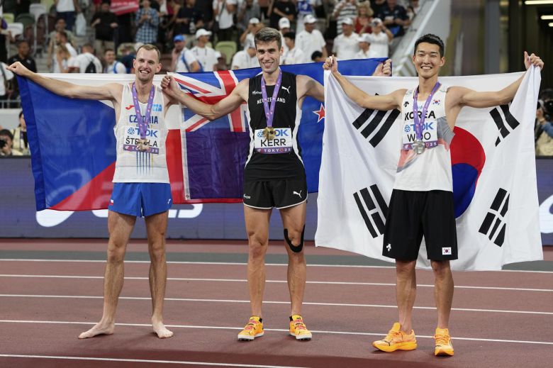 우상혁(오른쪽)이 16일 일본 도쿄 국립경기장에서 열린 2025 도쿄 세계육상선수권대회 남자 높이뛰기 결선에서 2ｍ34로 은메달을 획득한 뒤 금메달의 해미시 커(뉴질랜드, 가운데), 동메달의 얀 스테펠라(체코)와 포즈를 취하고 있다. 2025.09.16 도쿄=AP 뉴시스