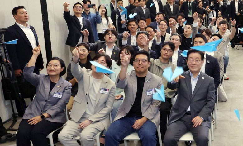 이재명 대통령이 17일 경기도 성남시 스타트업 스퀘어에서 열린 청년 스타트업 상상콘서트에서 참석자들과 종이비행기를 날리는 퍼포먼스를 하고 있다. 2025.09.17. [성남=뉴시스]