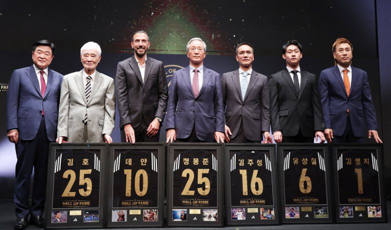 제2회 K리그 명예의 전당 헌액자들이 16일 열린 헌액식에서 권오갑 한국프로축구연맹 총재(왼쪽)와 함께 기념 촬영을 하고 있다. 왼쪽에서 두 번째부터 김호 전 수원 삼성 감독, 데얀, 정몽준 대한축구협회 명예회장, 김주성 전 동아시아축구연맹 사무총장, 고 유상철 전 인천 감독의 아들 선우 씨, 김병지 강원 대표이사. 뉴스1