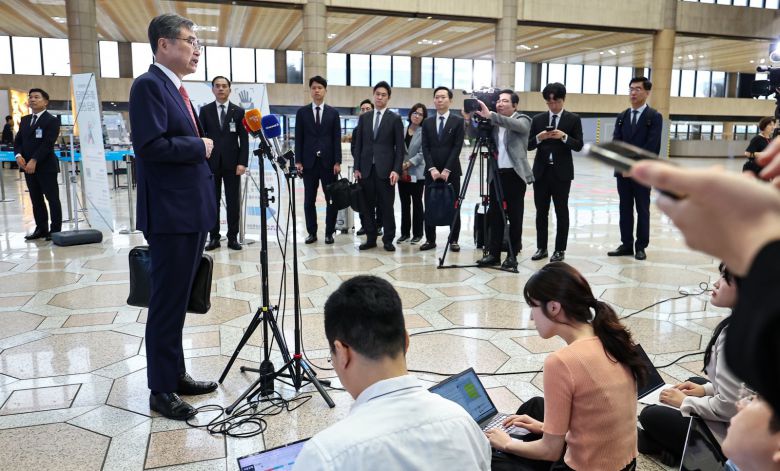 조현 외교부 장관이 17일 오전 서울 강서구 김포국제공항을 통해 중국으로 출국하기 앞서 취재진 질문에 답하고 있다.  조 장관은 중국 베이징을 방문해 왕이 중국 외교부장과 첫 한중 외교장관회담을 가질 예정이다. 2025.9.17/뉴스1