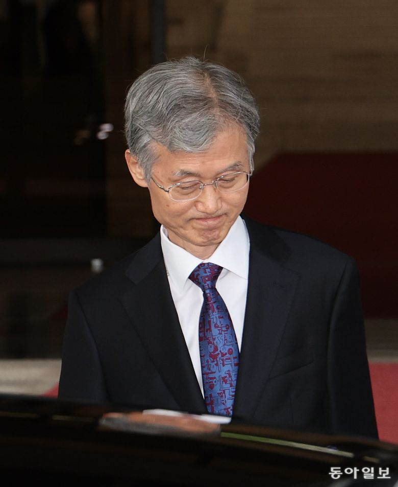 입 굳게 다문 조희대 대법원장 여권에서 사퇴 요구를 받고 있는 조희대 대법원장이 15일 오후 서울 서초구 대법원 청사에서 퇴근하고 있다. 조 대법원장은 이날 정치권에서 불거진 사퇴 요구 관련 입장을 묻는 취재진의 질문에 일절 답하지 않았다. 홍진환 기자 jean@donga.com