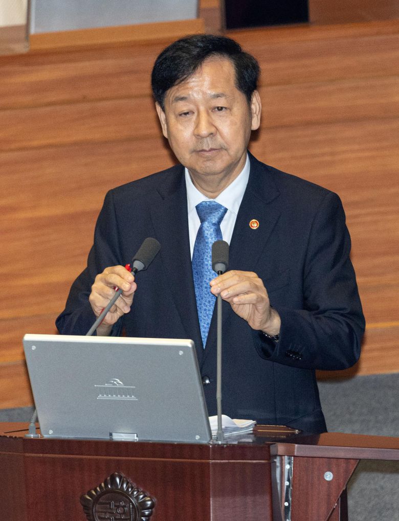 구윤철 경제부총리 겸 기획재정부 장관이 17일 서울 여의도 국회에서 열린 제429회 국회(정기회) 제7차 본회의 이언주 더불어민주당 의원의 경제에 대한 대정부 질문에 답변을 준비하고 있다. 2025.9.17/뉴스1