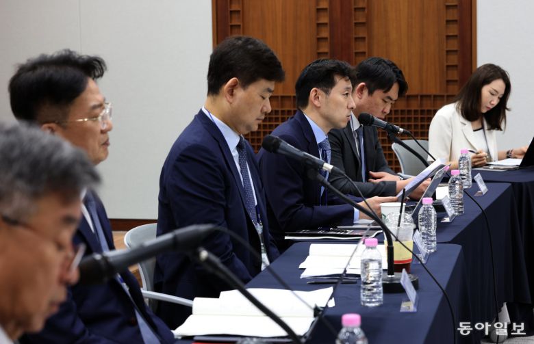 17일 서울 성북구 고려대 인촌기념관 대회의실에서 일민국제관계연구원 설립 30주년 국제학술회의 2세션이 진행되고 있다. 왼쪽부터 홍규덕 전 헝가리 대사(사회), 정성윤 통일연구원 선임연구위원, 박재적 연세대 국제대학원 교수, 김인한 이화여대 정치외교학과 교수, 하경석 국가안보전략연구원 부연구위원, 김민성 통일연구원 부연구위원. 변영욱 기자 cut@donga.com