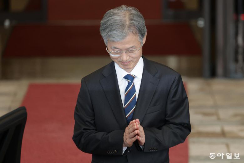 조희대 대법원장이 17일 오후 서울 서초구 대법원을 나서고 있다. 박형기 기자 oneshot@donga.com