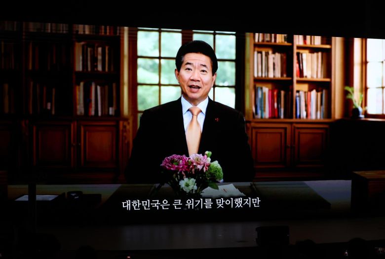 AI 기술로 만들어진 노무현 전 대통령의 인사 영상이 19일 서울 여의도 국회 의원회관에서 열린 더불어민주당 창당 70주년 기념식에서 상영되고 있다. 2025.09.19 [서울=뉴시스]