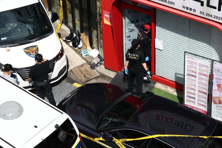 3일 흉기난동 사건이 발생한 서울 관악구 신림동의 한 주택가에서 경찰 과학수사대가 현장을 조사하고 있다. 뉴스1