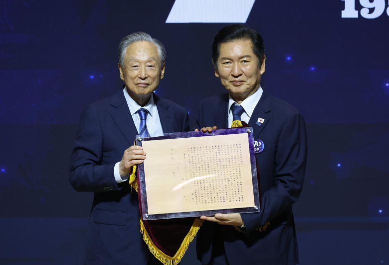 정청래 더불어민주당 대표가 19일 서울 여의도 국회 의원회관에서 열린 더불어민주당 창당 70주년 기념식에서 권노갑 김대중재단 이사장에게 김대중 전 대통령의 입당성명서를 전달받고 있다. 2025.09.19 [서울=뉴시스]