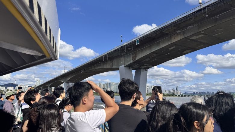 18일 오후 서울 여의도를 떠나 압구정선착장으로 향하는 한강버스에서 시민들이 서울 도심 경치를 감상하고 있다. 윤우열 기자 cloudancer@donga.com