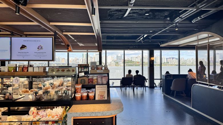 한강버스 여의도선착장 3층에는 한강뷰를 바라볼 수 있는 스타벅스가 입점했다. 윤우열 기자 cloudancer@donga.com