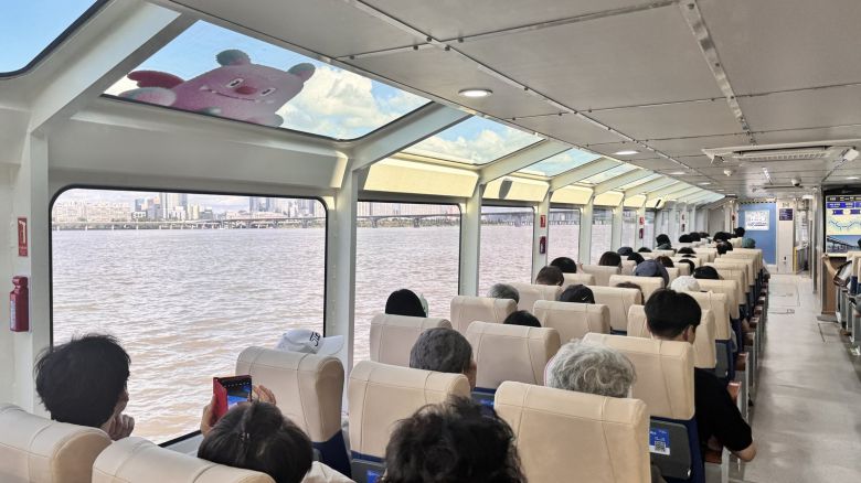 한강버스는 양옆 창문과 천장 일부가 통창 형태이기 때문에 시원한 개방감을 준다. 윤우열 기자 cloudancer@donga.com