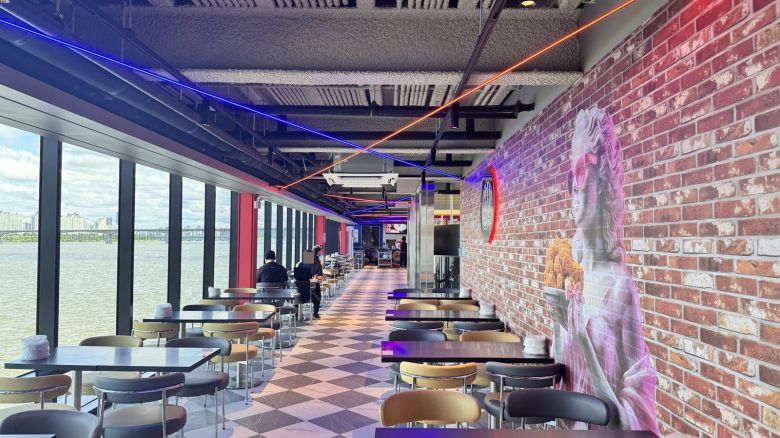 한강버스 여의도선착장 2층에 치킨 프랜차이즈 BBQ가 입점했다. 윤우열 기자 cloudancer@donga.com