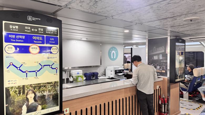 한강버스 내부에서 영업하는 카페테리아의 모습. 윤우열 기자 cloudancer@donga.com