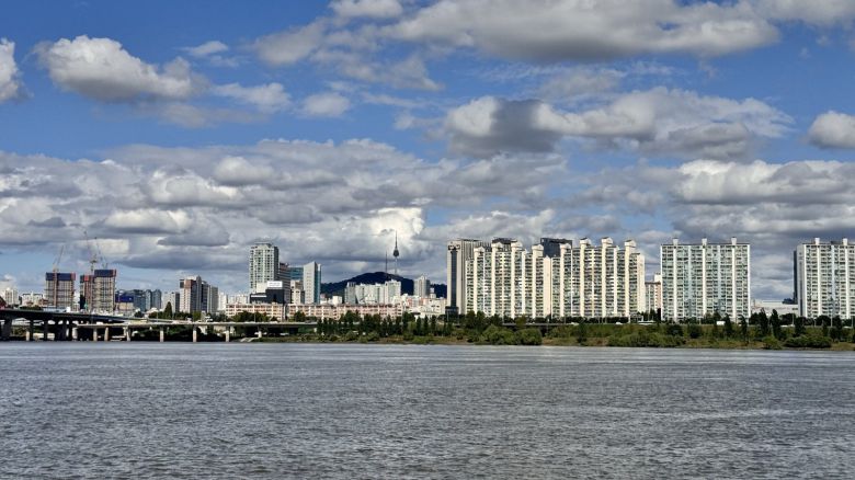 18일 오후 서울 여의도를 떠나 압구정선착장으로 향하는 한강버스에서 바라 본 서울 도심의 모습. 윤우열 기자 cloudancer@donga.com