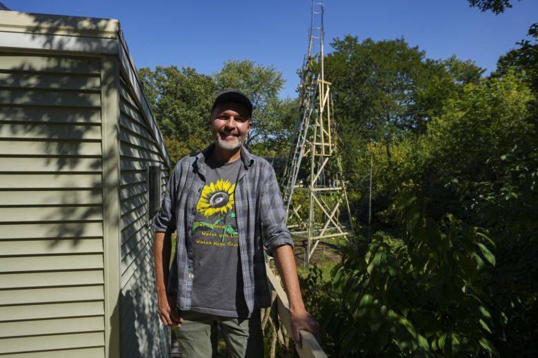 알렉스 바비치의 모습. 기네스북에 오른 해바라기를 배경으로 웃고 있다. (출처=AP/뉴시스)