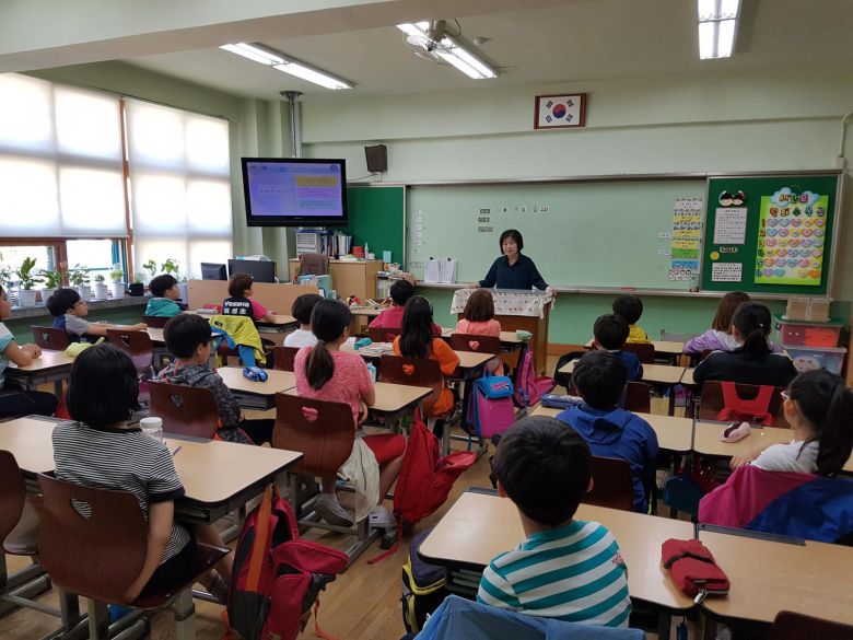 최영실 씨가 서울시 노원구 용동초등학교에서 통일 전담 교육사로 일하던 시절.