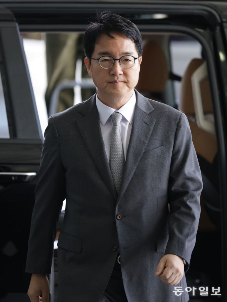 심우정 전 검찰총장이 21일 오전 서울 서초구 서울고등검찰청에 마련된 내란 특검팀 사무실에 피고발인 신분으로 조사를 받기 위해 출석하고 있다. 박형기 기자 oneshot@donga.com