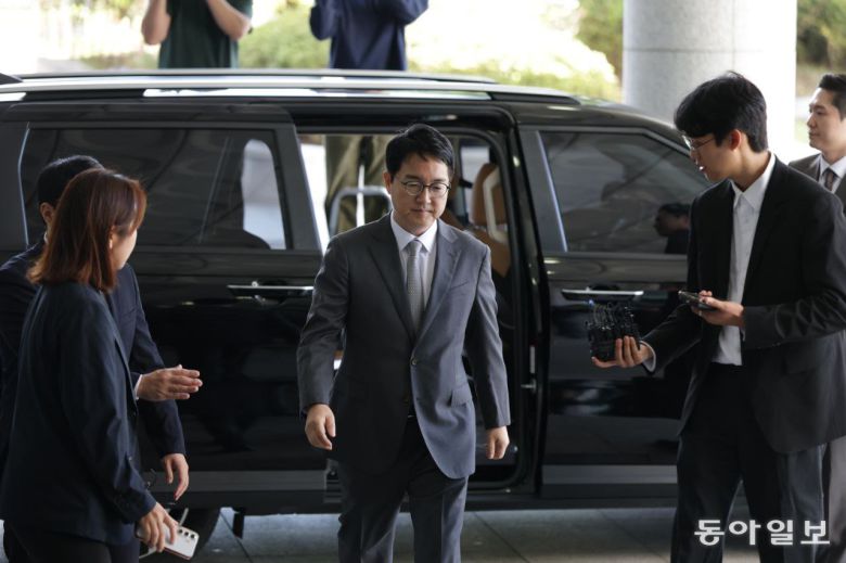 심우정 전 검찰총장이 21일 오전 서울 서초구 서울고등검찰청에 마련된 내란 특검팀 사무실에 피고발인 신분으로 조사를 받기 위해 출석하고 있다. 박형기 기자 oneshot@donga.com