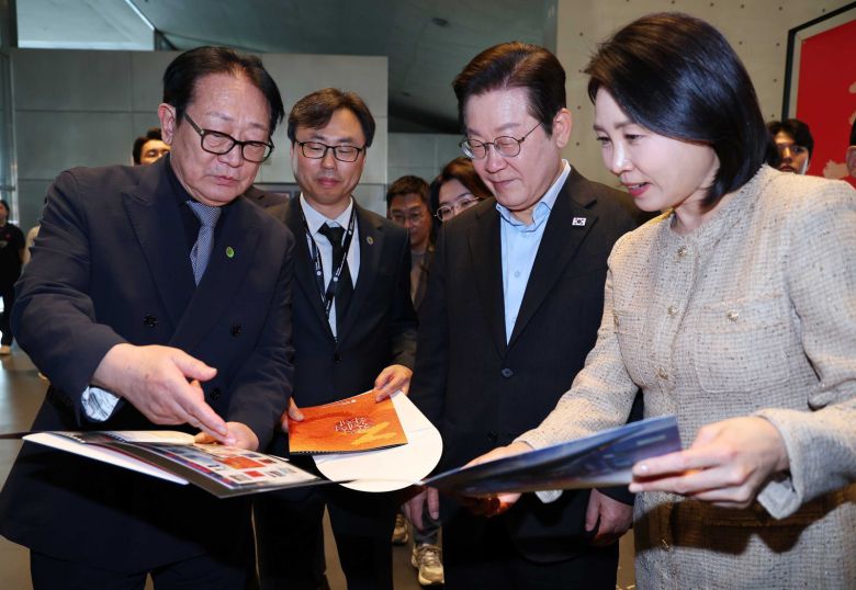 이재명 대통령과 김혜경 여사가 지난 20일 부산 영화의 전당에서 박광수 부산국제영화제 이사장에게 행사 설명을 받고 있다. 2025.9.20 대통령실사진기자단