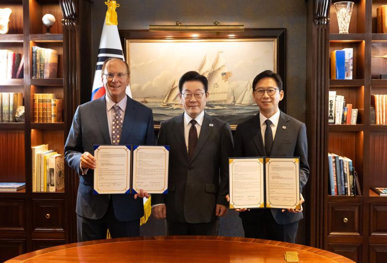 이재명 대통령이 22일(현지시간) 미국 뉴욕의 한 호텔에서 래리 핑크 세계경제포럼 의장 겸 블랙록 회장(왼쪽)과 만나 인공지능(AI)과 재생에너지 분야 협력 양해각서(MOU)를 체결했다. 오른쪽은 배경훈 과학기술정보통신부 장관. 대통령실사진기자단 2025.09.23