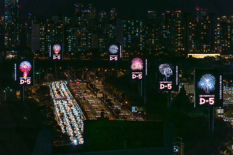 로드블록 여의12의 ‘서울세계불꽃축제 2025 디데이 카운트 전경. 올이즈웰 제공