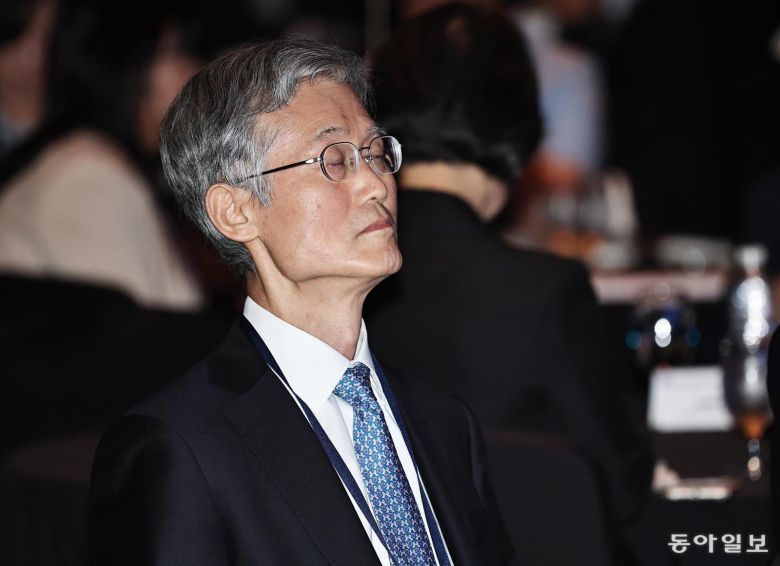 조희대 대법원장이 23일 서울 중구 신라호텔에서 열린 2025 세종 국제 컨퍼런스에 참석해 패널의 발표를 경청하고 있다. 양회성 기자 yohan@donga.com