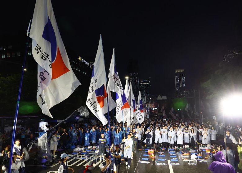 16일 오후 서울 여의도 국회 앞에서 열린 금융노조 총파업 총력투쟁 결의대회에서 조합원들이 조합기를 들고 이동하고 있다. 2025.09.16.
