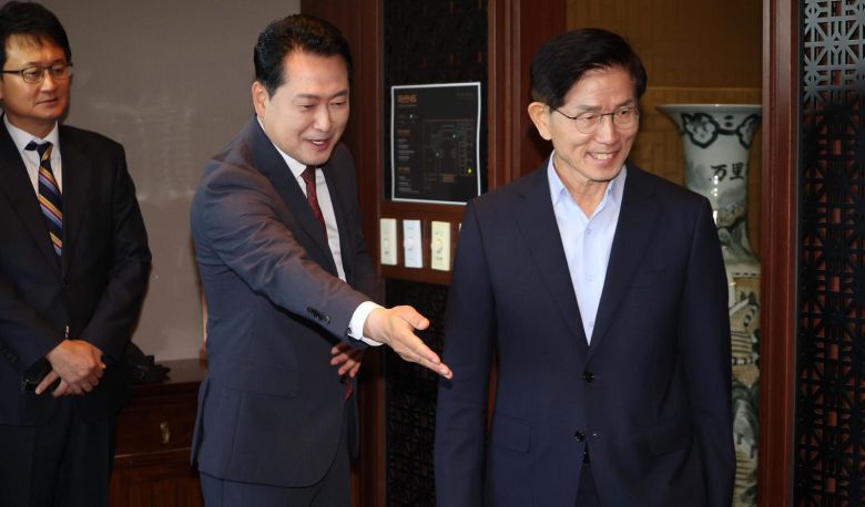 26일만에 만난 장동혁-김문수 국민의힘 장동혁 대표(가운데)가 23일 서울 여의도의 한 중식당에서 김문수 전 고용노동부 장관(오른쪽)을 만나 자리를 안내하고 있다. 두 사람이 만난 건 지난달 전당대회에서 당 대표 자리를 놓고 경쟁한 지 26일 만이다. 뉴스1