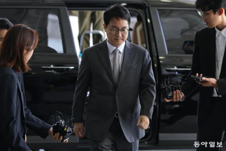 심우정 전 검찰총장이 21일 오전 서울 서초구 서울고검에 마련된 내란 특검(특별검사 조은석) 사무실에 피고발인 신분으로 조사를 받기 위해 출석하고 있다. 박형기 기자 oneshot@donga.com