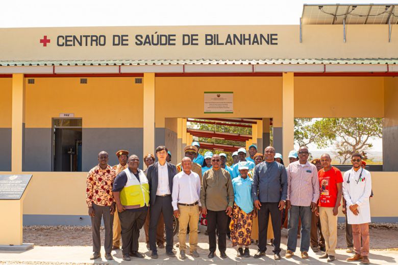 아프리카 모잠비크 빌라냐느 보건센터 앞에서 촬영한 현지 보건인력 기념사진. 굿네이버스 제공