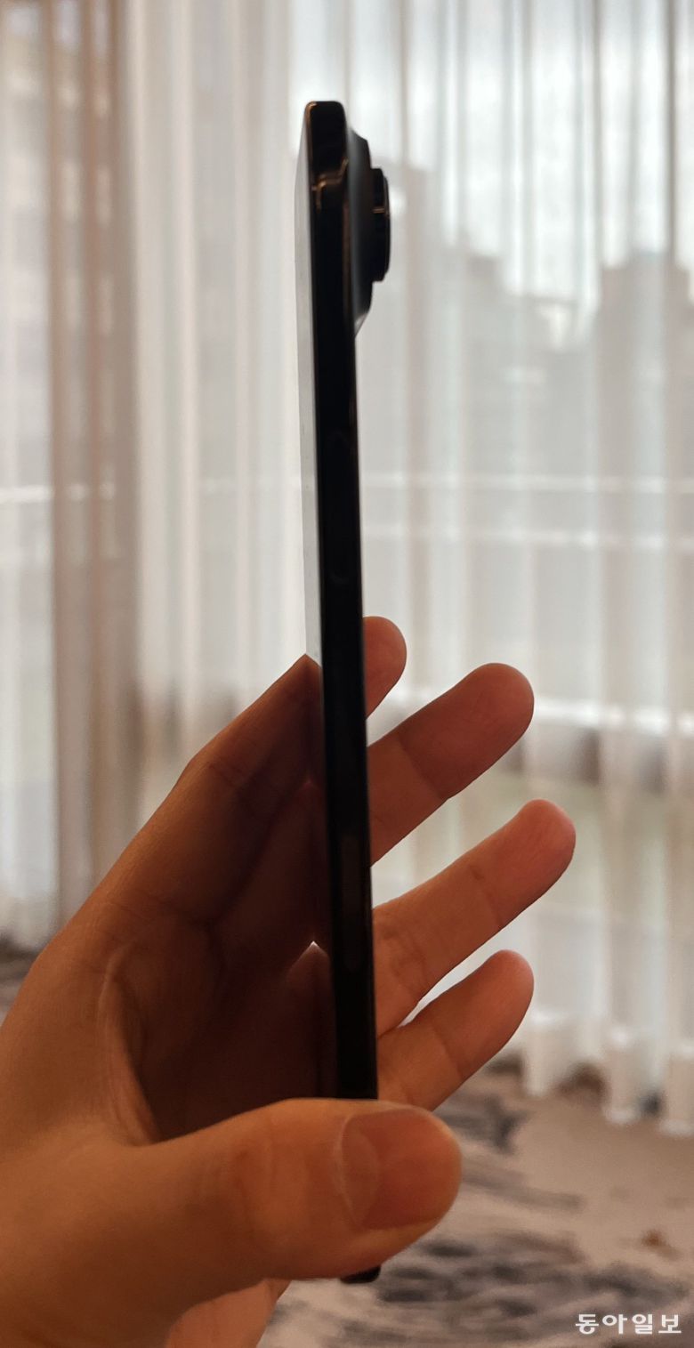 아이폰 에어는 두께가 5.6mm로 역대 가장 얇은 아이폰이다. 이민아 기자 omg@donga.com